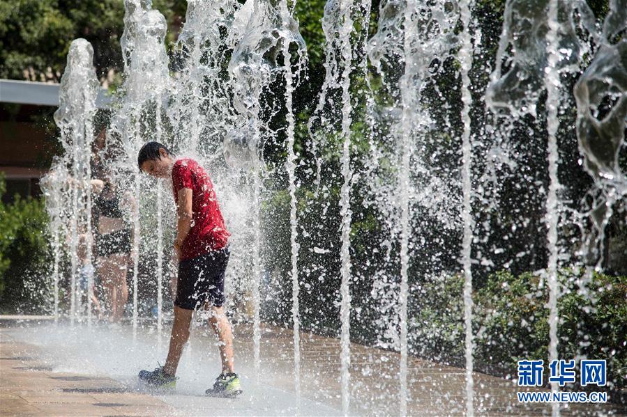 西班牙遇高温天气(组图)
