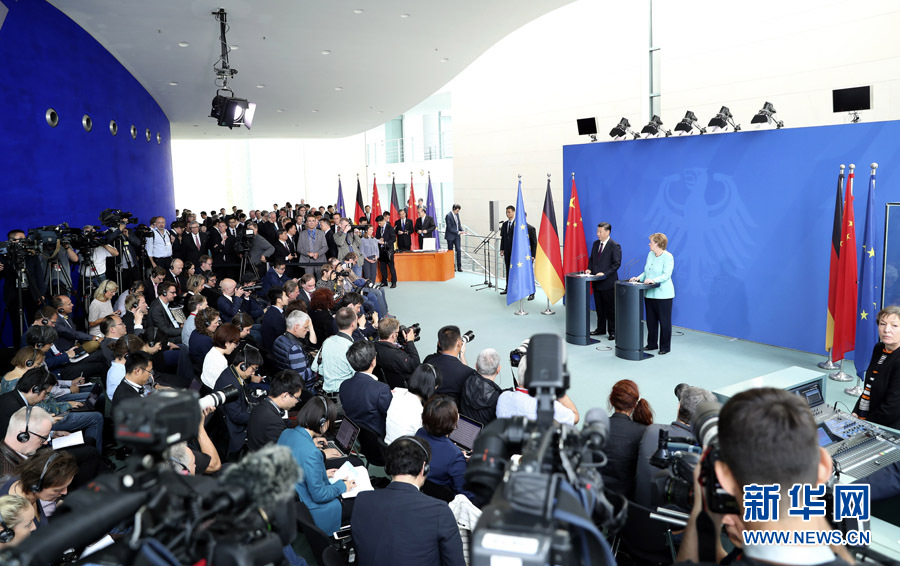 7月5日，國家主席習近平在柏林同德國總理默克爾舉行會談。這是會談後，兩國領導人共同會見記者。 新華社記者馬佔成攝