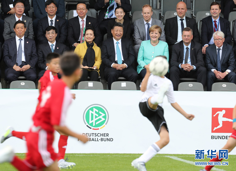 7月5日，國家主席習近平在柏林同德國總理默克爾共同觀看中德青少年足球友誼賽。這是習近平和夫人彭麗媛同默克爾在看臺上。 新華社記者 王曄攝