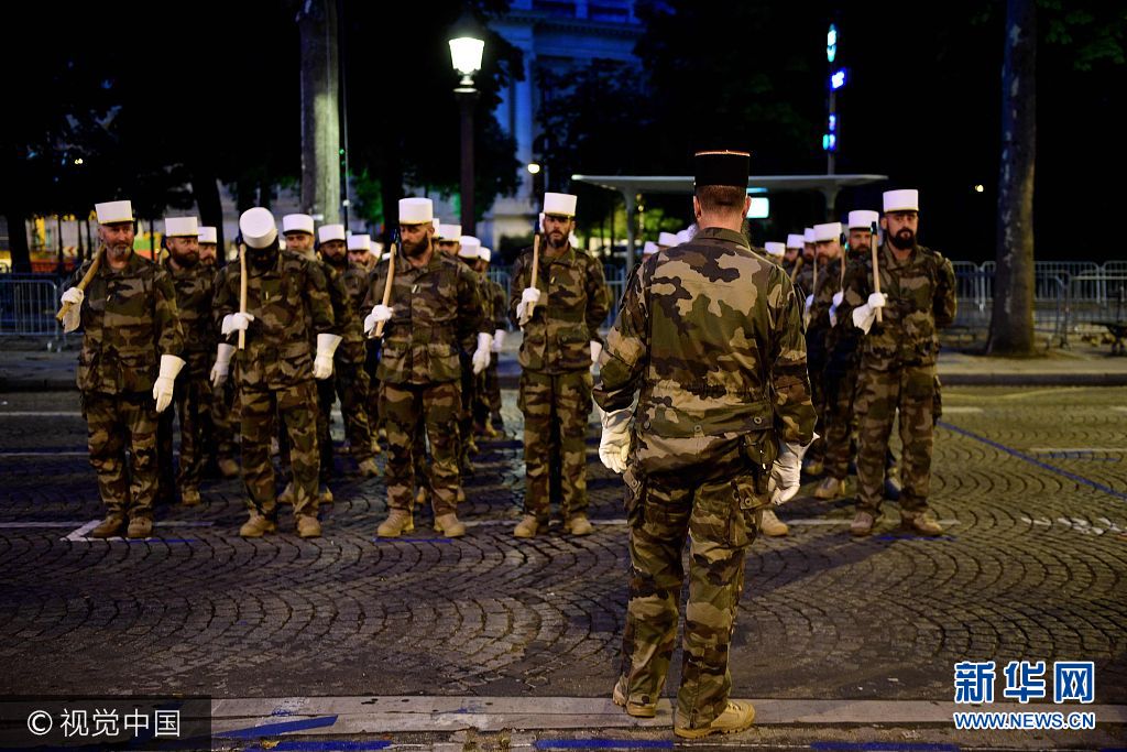 當地時間2017年7月10日，法國巴黎，外籍兵團在香榭麗舍大道遊行，為國慶日閱兵彩排。***_***Soldiers from the Foreign Legion march down the Champs Elysees in Paris during a rehearsal of the annual Bastille Day military parade on July 10, 2017. Martin BUREAU