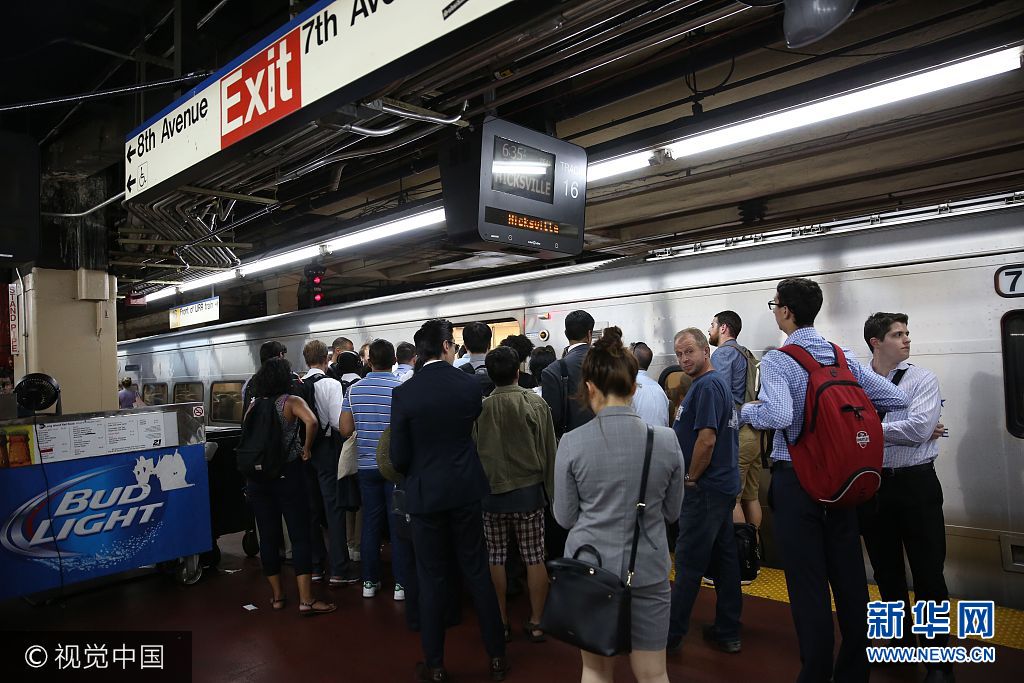 當地時間2017年7月10日，美國紐約，賓夕法尼亞車站的通勤者，該站正在進行長期的軌道維修計劃。由于進入曼哈頓的列車數量急劇減少，紐約的通勤者正在為長期的延誤和替代使用交通工具做準備。***_***NEW YORK, USA - JULY 10: Commuters are seen in New York's Pennsylvania Station as workers start track repairs causing massive disruptions to commuters in New York, United States on July 10, 2017.  (Photo by Mohammed Elshamy/Anadolu Agency/Getty Images)