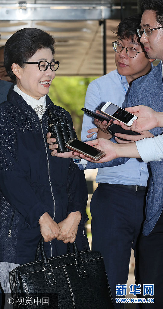 當地時間2017年7月13日，韓國首爾，韓國前總統樸槿惠的妹妹樸槿令現身首爾中央地方法院，就詐騙嫌疑出席首次公審。樸槿令被指利用家族影響力，收受巨額錢財。***_***