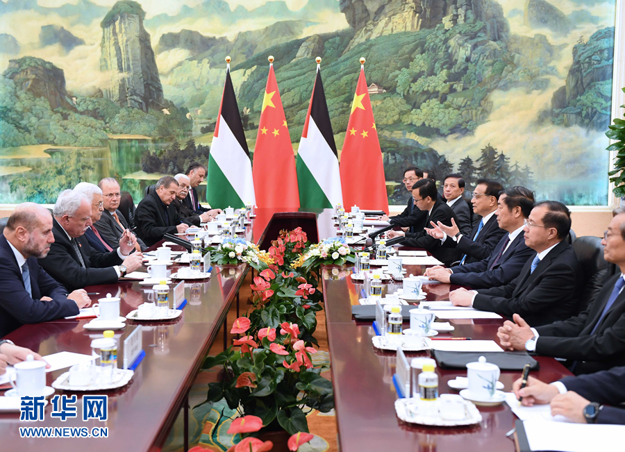 7月19日，國務院總理李克強在北京人民大會堂會見來華進行國事訪問的巴勒斯坦國總統阿巴斯。 新華社記者 張鐸 攝