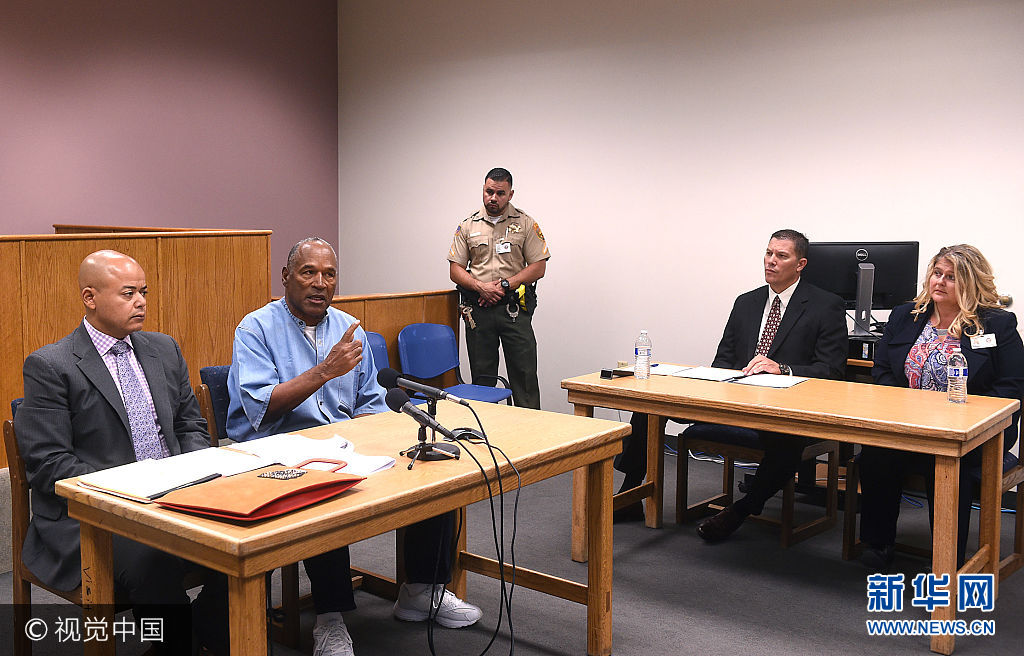 當地時間2017年7月20日，美國內華達州，因持槍搶劫獲刑33年入獄，正在內華達州監獄服刑的前著名美式足球明星OJ辛普森，得到假釋委員會的批準，將于近期獲釋。***_***LOVELOCK, NV - JULY 20: O.J. Simpson (2L) attends his parole hearing with his attorney Malcolm LaVergne (L) and Warden Renee Baker, right, and caseworker Marc La Fleur at Lovelock Correctional Center July 20, 2017 in Lovelock, Nevada. Simpson is serving a nine to 33 year prison term for a 2007 armed robbery and kidnapping conviction. (Photo by Jason Bean-Pool/Getty Images)