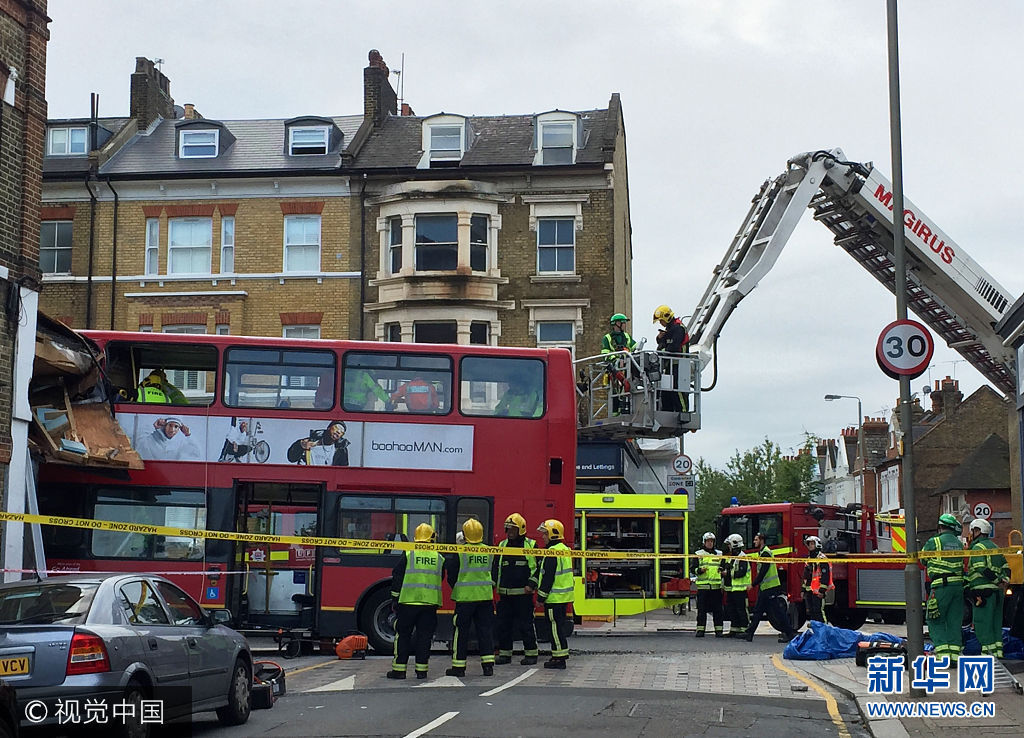 當地時間2017年8月10日，英國倫敦，交通高峰時刻，倫敦西南部一輛雙層公共汽車撞入路邊一商店，造成6人受傷。兩名婦女被困在大巴的上層車廂，消防隊員正在用專業工具對這兩名婦女進行救助，警察和急救車也已趕赴現場。據警方介紹，發生事故的是77路公交大巴，目前傷員沒有生命危險。發生事故的路段需要暫時封路，以便警方調查並確認現場情況。***_***Emergency services at the scene in Lavender Hill, southwest London, after a bus left the road and hit a shop.