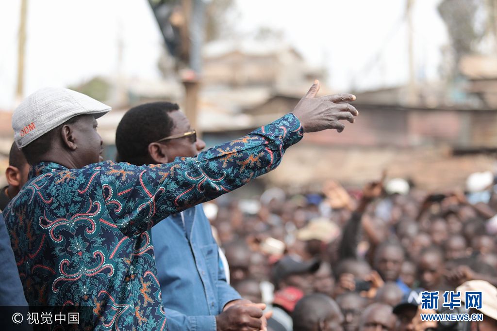 當地時間2017年8月13日，肯尼亞內羅畢，肯尼亞反對黨支援者舉行遊行，抗議總統選舉結果，反對黨候選人奧廷加現身遊行現場。***_***NAIROBI, KENYA - AUGUST 13 :  Kenya's opposition leader Raila Odinga (L) addresses his supporters in the Kibera district of Nairobi on August 13, 2017.   (Photo by Bryan Jaybee/Anadolu Agency/Getty Images)