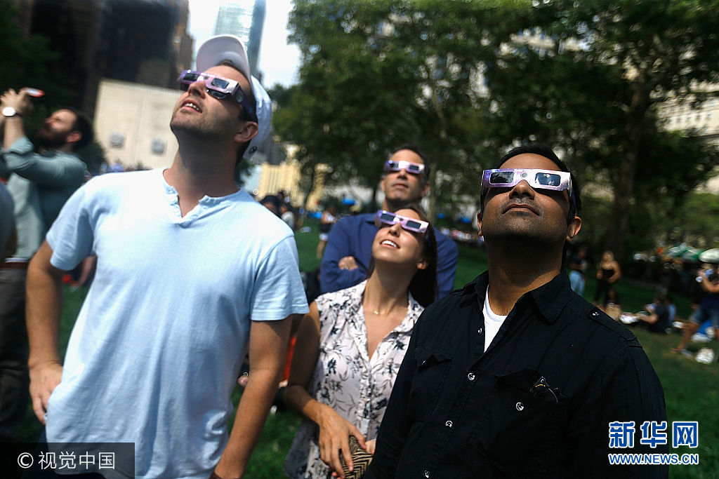 當地時間2017年8月21日，美國紐約，民眾在戶外觀看日全食奇觀。***_***NEW YORK, NY - AUGUST 21:  People view the solar eclipse at Battery Park on August 21, 2017 in New York City.  (Photo by John Lamparski/WireImage)