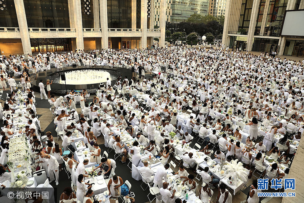 當地時間2017年8月22日，美國紐約，在紐約的林肯藝術中心，數千人參加了一年一度的白色長街宴。***_***NEW YORK, NY - AUGUST 22:  Thousands of diners participate in the annual 'Diner en Blanc' (Dinner in White) at Lincoln Center on August 22, 2017 in New York City. Diner en Blanc began in France nearly 30 years ago. Attendees all must wear white clothing and bring their own picnic food and white tables clothes. It's the second time the event, which is held in cities around the world, has been held at Lincoln Center.  (Photo by Spencer Platt/Getty Images)