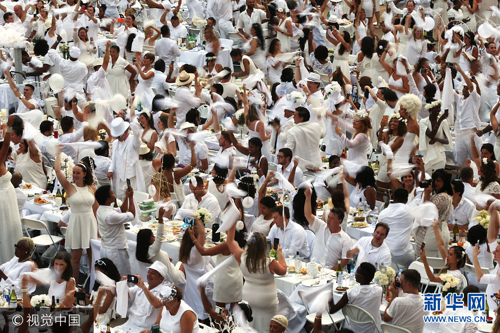 當地時間2017年8月22日，美國紐約，在紐約的林肯藝術中心，數千人參加了一年一度的白色長街宴。***_***NEW YORK, NY - AUGUST 22:  Thousands of diners wave their napkins at the start of the annual 'Diner en Blanc' (Dinner in White) at Lincoln Center on August 22, 2017 in New York City. Diner en Blanc began in France nearly 30 years ago. Attendees all must wear white clothing and bring their own picnic food and white tables clothes. It's the second time the event, which is held in cities around the world, has been held at Lincoln Center.  (Photo by Spencer Platt/Getty Images)