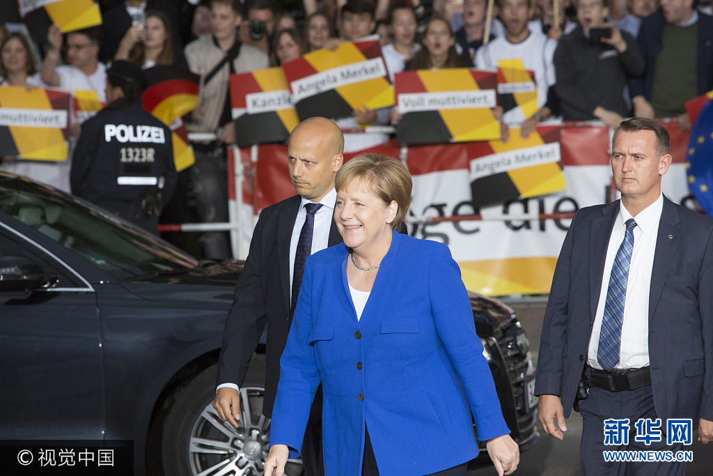 當地時間2017年9月3日，德國柏林，尋求連任的總理默克爾與主要競爭對手、社會民主黨黨魁舒爾茨出席電視辯論，首次正面交鋒。***_***BERLIN, GERMANY - SEPTEMBER 03:  German Chancellor and Christian Democrat (CDU) Angela Merkel is seen arriving at Adlershof television studios to attend the live television debate with German Social Democrat (SPD) and chancellor candidate Martin Schulz, on September 3, 2017 in Berlin, Germany. Germany will hold federal elections on September 24 and so far Merkel, who is seeking a fourth term, has a double-digit lead over Schulz. (Photo by Omer Messinger/Getty Images)