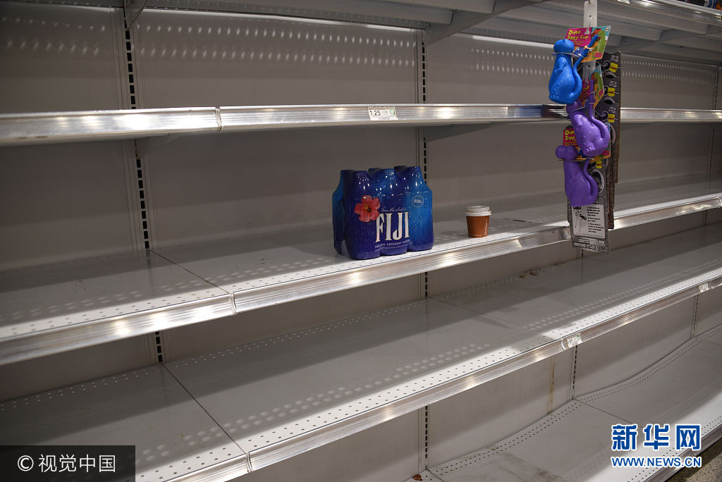 當地時間2017年9月4日，美國佛羅裏達州哈倫代爾，颶風“艾瑪”逼近佛羅裏達州，民眾去超市搶購生活必需品。***_***Pictured: empty shelves Ref: SPL1567144  040917   Picture by: Michele Eve