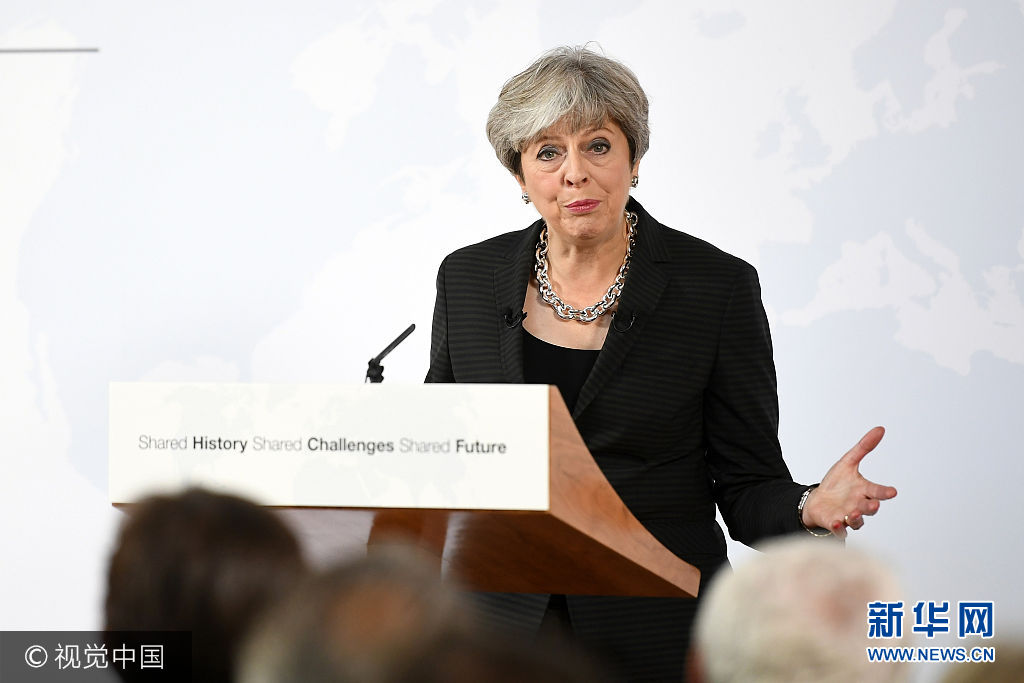 當地時間2017年9月22日，意大利佛羅倫薩，英國首相特蕾莎·梅發表“脫歐演講”。英國首相特蕾莎·梅于22日抵達佛羅倫薩欲開啟脫歐談判，此前歐盟希望英國可以盡快進行費用結算以及明確歐盟公民的權利問題。***_***FLORENCE, ITALY - SEPTEMBER 22:  British Prime Minister Theresa May gives her landmark Brexit speech in Complesso Santa Maria Novella on September 22, 2017 in Florence, Italy. She outlined the UK's proposals to the EU in an attempt to break a deadlock ahead of the fourth round of negotiations that begin on Monday. Florence is often referred to as the 'cradle of capitalism' known for its historical trading power.  (Photo by Jeff J Mitchell/Getty Images)