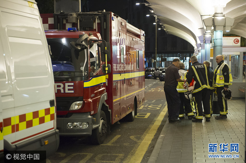 當地時間2017年9月23日，英國倫敦，一群男子在倫敦東部大型購物中心Stratford Centre附近噴灑有毒物質，至少有六人在襲擊中受傷。據目擊者稱當時一群人爆發了口角，襲擊隨後發生。警方稱該事件並不是恐怖襲擊，目前已有一名嫌疑人被逮捕。***_***23/09/2017. London, United Kingdom. Acid attack in Stratford Centre. London..Police officers and fire crews outside the Stratford shopping centre, opposite Westfield Shopping Centre in East London, where an acid attack took place injuring five or more people. (Gustavo Valiente / i-Images / Polaris)