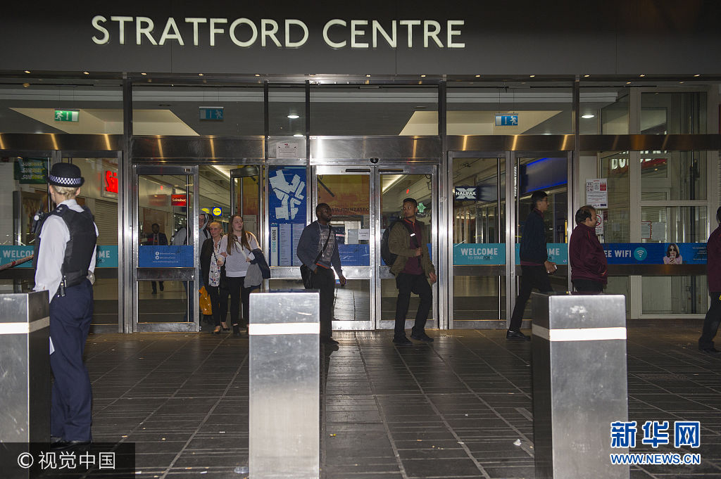 當地時間2017年9月23日，英國倫敦，一群男子在倫敦東部大型購物中心Stratford Centre附近噴灑有毒物質，至少有六人在襲擊中受傷。據目擊者稱當時一群人爆發了口角，襲擊隨後發生。警方稱該事件並不是恐怖襲擊，目前已有一名嫌疑人被逮捕。***_***23/09/2017. London, United Kingdom. Acid attack in Stratford Centre. London..Police officers and fire crews outside the Stratford shopping centre, opposite Westfield Shopping Centre in East London, where an acid attack took place injuring five or more people. (Gustavo Valiente / i-Images / Polaris)