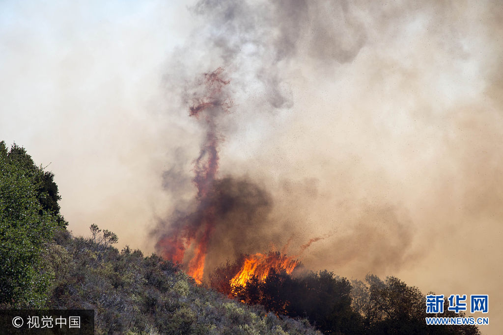 當地時間2017年9月26日，美國加州奧克蘭，當地發生森林火災，政府出動消防直升機滅火。***_***Pictured: General Views Ref: SPL1579242  260917   Picture by: John Orvis / Splash News