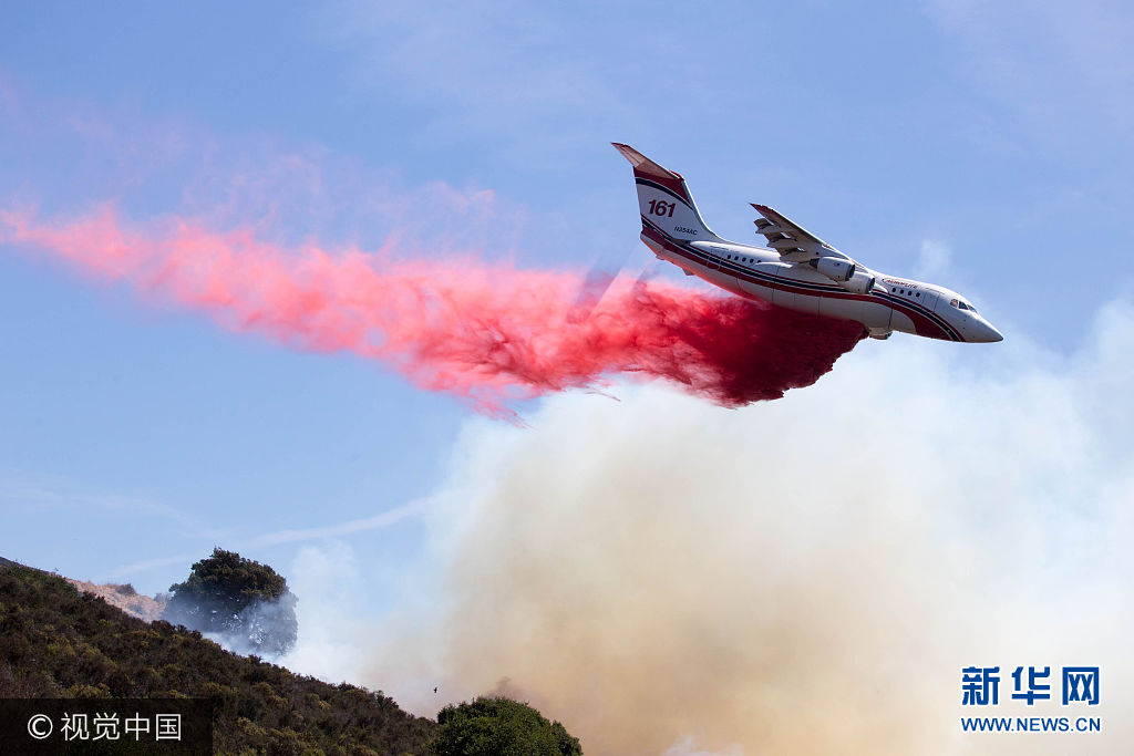 當地時間2017年9月26日，美國加州奧克蘭，當地發生森林火災，政府出動消防直升機滅火。***_***Pictured: General Views Ref: SPL1579242  260917   Picture by: John Orvis / Splash News
