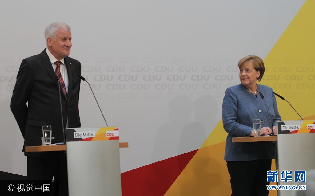 當地時間2017年10月9日，德國柏林，德國總理、基民盟主席默克爾與巴伐利亞州州長、基社盟主席霍斯特·澤霍夫一起出席新聞發布會。德國總理默克爾9日表示，她將在本月18日與自由民主黨和綠黨就組閣進行談判。據報道，默克爾領導的聯盟黨(由基民盟與基社盟組成)將在18日當天分別與自由民主黨和綠黨舉行會談，兩天後則將舉行三方聯合會談。***_***BERLIN, GERMANY - OCTOBER 9: German Chancellor and leader of the German Christian Democrats (CDU) Angela Merkel (R) and Bavarian Governor and head of the Bavarian Christian Social Union (CSU) Horst Seehofer (L) hold a joint press conference on coalition talks in Berlin, Germany on October 9, 2017. (Photo by Erbil Basay/Anadolu Agency/Getty Images)