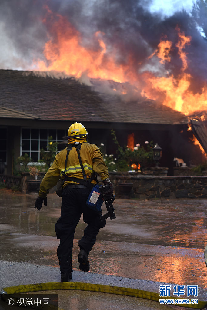 當地時間2017年10月9日，美國加州，加州北部山火肆虐，至9日上午已造成大量房屋被燒毀，上千人撤離，多條公路被關閉。加利福尼亞州州長布朗9日宣布，加州北部三個縣進入緊急狀態。***_***Pictured: The 6000 acre Canyon Fire consumes one of 24 homes destroyed in the wind driven brush fire in Anaheim, Calif Ref: SPL1599015  091017   Picture by: Steven K. Doi / ZUMA Press / Splash News