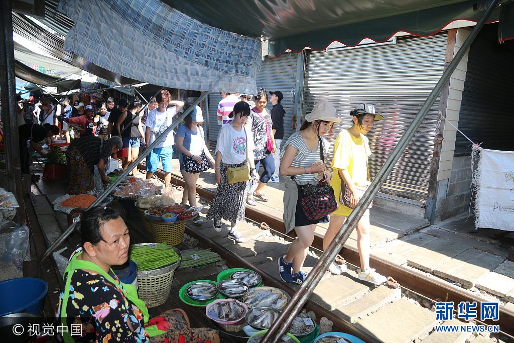 ***_***當地時間2017年9月9日，泰國夜功府，遊客在美功菜市場中穿行。