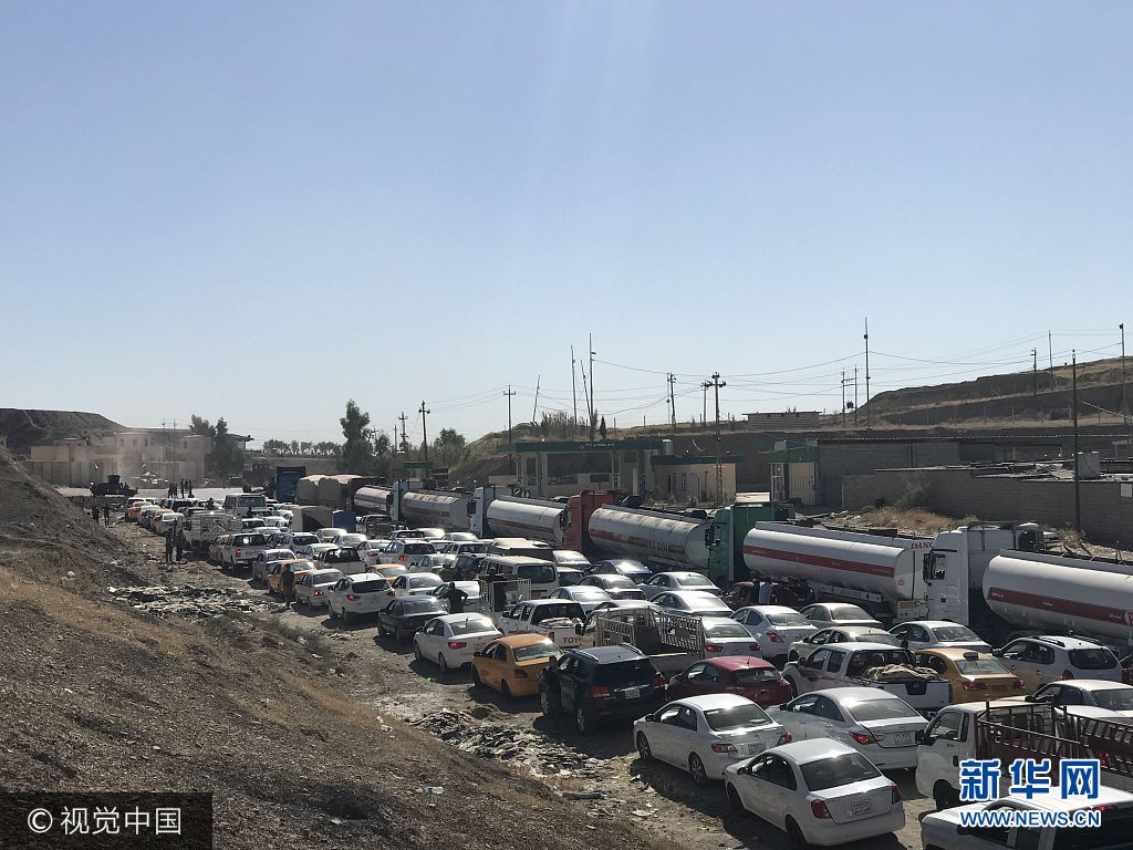 當地時間2017年10月17日，伊拉克基爾庫克，庫爾德民眾返回基爾庫克，伊拉克政府軍駐守檢查站。***_***KIRKUK, IRAQ - OCTOBER 17:  Vehicles  are seen on their way back to Kirkuk after Iraqi forces retake the control of the city center from Peshmerga forces in Kirkuk, Iraq on October 17, 2017. Iraqi forces on Monday seized full control of the city center as well as Kirkuk's Airport, 70th brigade command of Patriotic Union of Kurdistan (PUK), Kirkuk's Northern Oil Company, the Baba Gurgur oil field and K1 Military base in southeastern Kirkuk as part of a military operation in the oil-rich city of Kirkuk. The Iraqi army on Monday launched an operation in the oil-rich Kirkuk city on Monday amid tension over last months illegitimate independence referendum in northern Iraqs Kurdish region. Iraqi forces and the Hashd al-Shaabi militia, which supports the government, also seized full control of Tuz Khurmatu district following clashes with Iraqi Kurdish Peshmerga forces.    (Photo by Salih Bilici/Anadolu Agency/Getty Images)