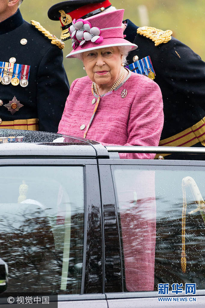 當地時間2017年10月19日，英國倫敦，女王伊麗莎白二世檢閱英國國王禦用皇家騎炮兵，紀念其成立70周年。***_***Pictured: Queen Elizabeth II Ref: SPL1605586  191017   Picture by: Ray Tang / ZUMA Press / Splash News（圖片來源：視覺中國）