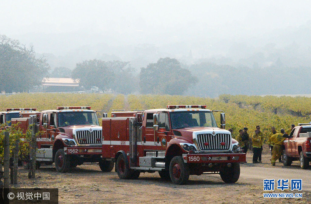 當地時間2017年10月12日，美國加利福尼亞州索諾瑪，從8日晚間開始延燒的美國加州北部山火的過火面積約770平方公里，導致至少29人喪生，數百人失蹤，3500多座建築被毀。***_***Firefighters are deployed to the vicinity of a vineyard in Sonoma County, California, on Oct. 12, 2017, to fight wildfires that have killed at least 31 people and caused damage to many wineries and vineyards in northern California. (Kyodo) ==Kyodo (Photo by Kyodo News via Getty Images)（圖片來源：視覺中國）