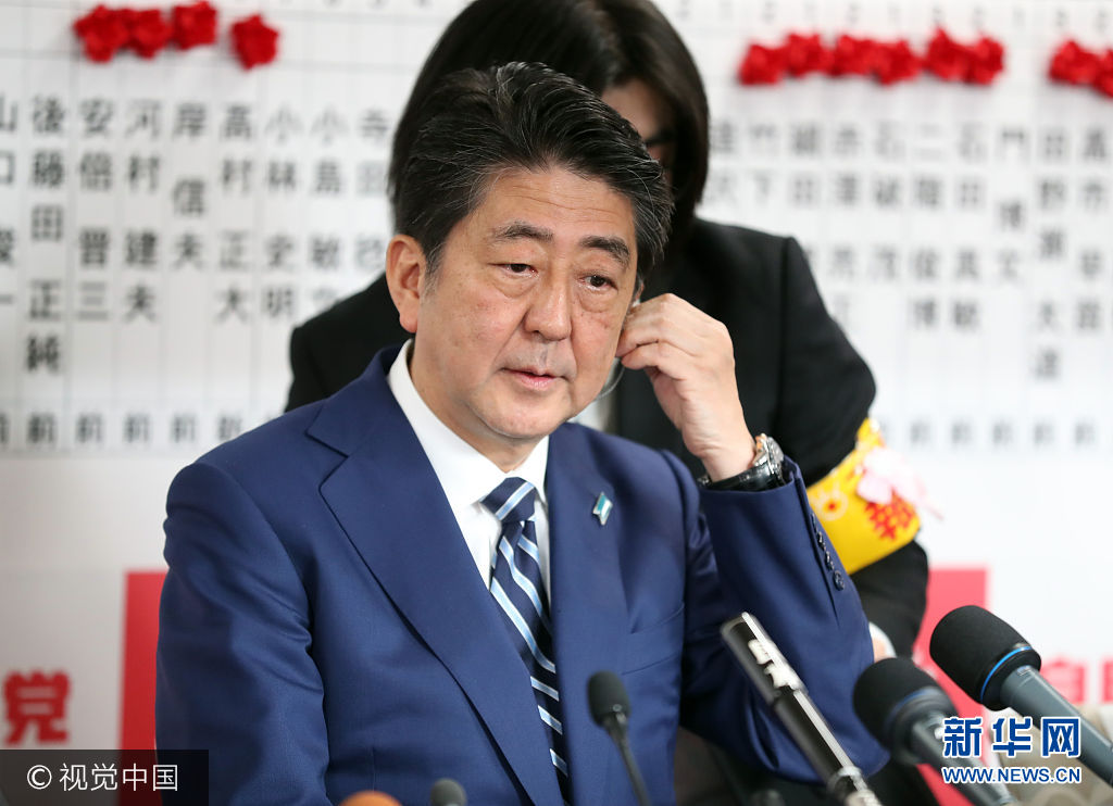 安倍預計將連任日本首相 其聯盟在大選中獲勝