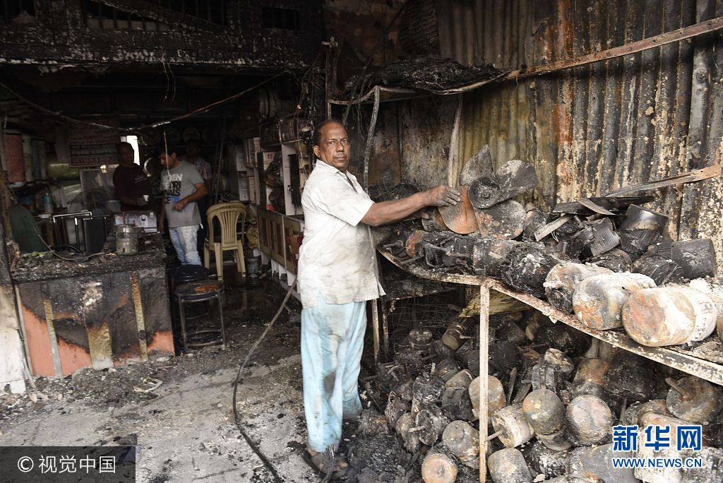 印度新德裏一市場發生火災 近50家商鋪燒毀
