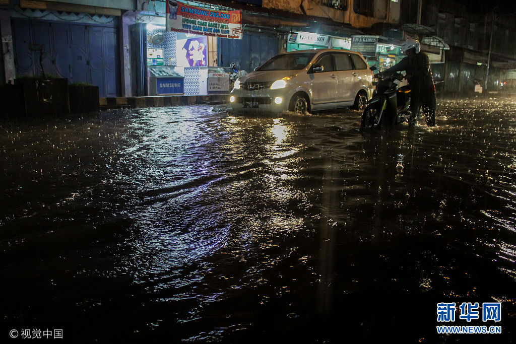 印尼突遭暴雨襲擊街道被淹 民眾艱難出行