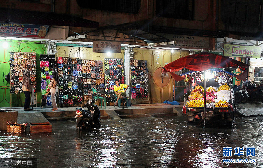 印尼突遭暴雨襲擊街道被淹 民眾艱難出行