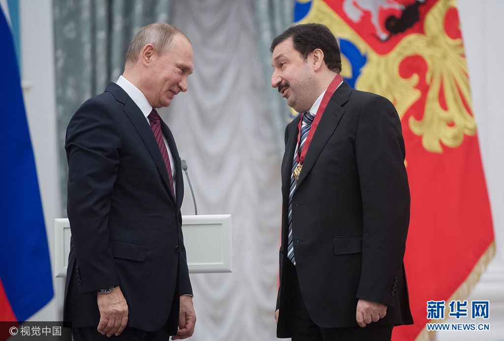 俄總統普京為社會各界傑出人士頒獎 與大高個兒同框畫風搞笑