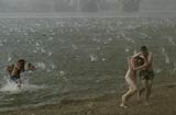 俄沙灘遭冰雹襲擊 遊客尖叫逃竄