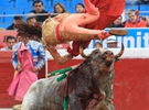 墨西哥女鬥牛士被公牛頂飛