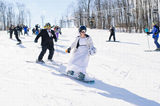 美國夫婦辦滑雪主題婚禮 踩滑雪板穿禮服