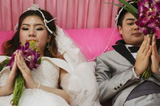 泰國新婚躺棺材求好運
