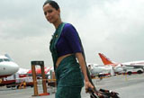 印度空姐青黃不接 58至60歲“空媽”返聘上崗