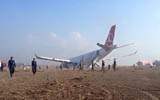 一架客機在尼泊爾降落時衝出跑道