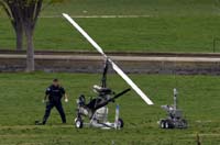 一架旋翼直升機突降美國國會西草坪