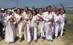 國際女性活動家代表團穿越朝韓非軍事區