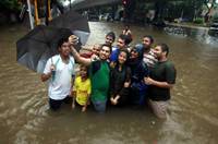 孟買暴雨引發洪災 民眾涉水出行苦中作樂
