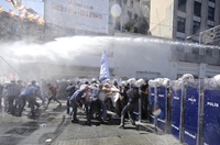 土耳其民眾反政府示威遭警察水槍鎮壓