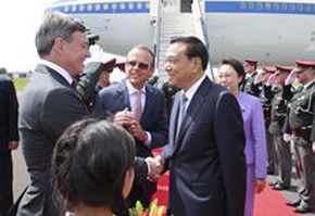 李克強抵達布魯塞爾出席第十七次中國歐盟領導人會晤