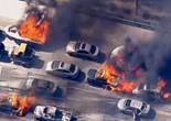美國加州山火引燃高速公路上汽車