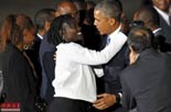 奧巴馬在肯尼亞與同父異母姐姐擁抱