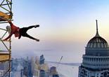 馬來西亞冒險家400多米高空挑戰"人體旗幟"