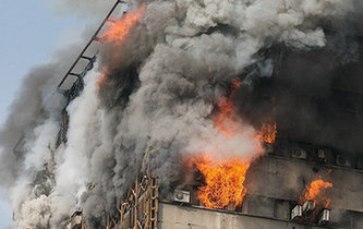 伊朗一棟高層建築起火倒塌
