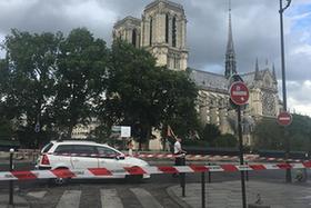 法國巴黎聖母院前廣場一男子襲警