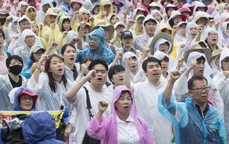 韓國民眾冒雨參加大規模和平遊行示威