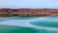 青海茫崖冬日“翡翠湖” 色彩如絢爛油畫