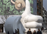 畫風清奇！意大利米蘭地標建築旁現“點讚”大拇指